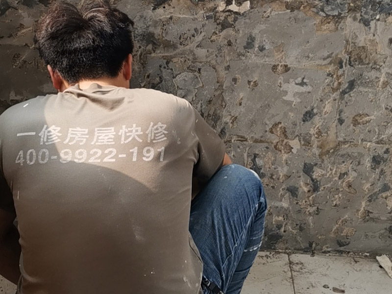 陽臺墻面基層鏟除：第一步：大檢查；鑒別方法是墻面灑水后，用鏟刀刮墻，很難鏟掉的應(yīng)該是水泥墻面;很容易鏟掉的就是大白粉加膠水的&ldquo;大白膩子&rdquo;，由于其易受潮粉化并含有甲醛的工程膠水，需要鏟除。 第二步：封固層處理；首先，清除空鼓，用水浸濕墻面白粉層，鏟掉墻皮。第二，墻面輥刷界面劑清理浮灰，提高附著力。最后，用找平修補砂漿修補空鼓、線槽、孔洞，嵌縫石膏進(jìn)行溝縫處理。 第三步：厚找平層處理；平整度好的毛坯墻(毛坯房交房規(guī)范平整度在&plusmn;3毫米)就不需要用找平修補砂漿進(jìn)行厚找平了，直接用耐水膩子或功能型生態(tài)膩子進(jìn)行精找平就可以。 第四步：精找平層處理；厚找平層處理完后，就可以批刮