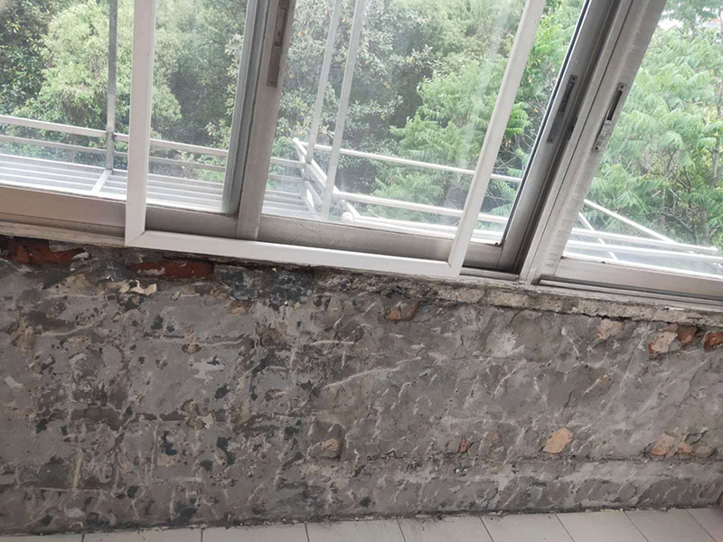 陽臺墻面基層鏟除：第一步：大檢查；鑒別方法是墻面灑水后，用鏟刀刮墻，很難鏟掉的應(yīng)該是水泥墻面;很容易鏟掉的就是大白粉加膠水的&ldquo;大白膩子&rdquo;，由于其易受潮粉化并含有甲醛的工程膠水，需要鏟除。 第二步：封固層處理；首先，清除空鼓，用水浸濕墻面白粉層，鏟掉墻皮。第二，墻面輥刷界面劑清理浮灰，提高附著力。最后，用找平修補砂漿修補空鼓、線槽、孔洞，嵌縫石膏進(jìn)行溝縫處理。 第三步：厚找平層處理；平整度好的毛坯墻(毛坯房交房規(guī)范平整度在&plusmn;3毫米)就不需要用找平修補砂漿進(jìn)行厚找平了，直接用耐水膩子或功能型生態(tài)膩子進(jìn)行精找平就可以。 第四步：精找平層處理；厚找平層處理完后，就可以批刮