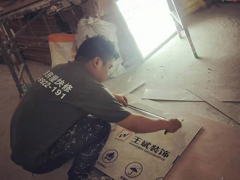 全屋裝修翻新：1、墻面翻新 老房裝修翻新不能隨便的去拆墻體，很多人覺得只有承重墻才不能隨便拆改，其實非承重墻也不可以隨便拆改，雖然是次要的承重，但是它也能起到支撐作用，所以要視情況而定，能不拆的盡量不要去拆。 2、地面翻新 很多業(yè)主覺得地板翻新，找個師傅把破壞的地板進行打磨就可以，然后進行打蠟保養(yǎng)就可以了。其實并不是這樣的，有些地板不能翻新，比如：強化復(fù)合地板，是不可以翻新，有破壞的地板，需要更換新的。 3、水電改造 水電改造是比較復(fù)雜的工程，很多業(yè)主覺得實用那么長時間都沒有出問題，然后就覺得不需要改，這是錯誤的想法，水電關(guān)系到我們的生命安全。在翻新前要先檢查，然后根據(jù)情況進行改造，老房布局很多都是不合理的。使用時間久了容易老化，水電一定要進行整改，因為它是隱蔽工程，避免日后帶來不必要的麻煩。 4、門窗改造 很多人為了節(jié)省一些費用，然后就沒有更換門窗，后來你會發(fā)現(xiàn)并沒有省下錢。門窗隱患是沒有那么容易看出的，因此要找專業(yè)的師傅檢查，然后確定需不需要更換。