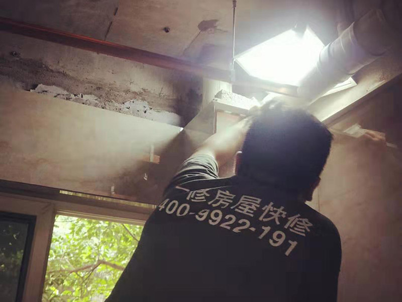 全屋裝修翻新：1、墻面翻新 老房裝修翻新不能隨便的去拆墻體，很多人覺得只有承重墻才不能隨便拆改，其實非承重墻也不可以隨便拆改，雖然是次要的承重，但是它也能起到支撐作用，所以要視情況而定，能不拆的盡量不要去拆。 2、地面翻新 很多業(yè)主覺得地板翻新，找個師傅把破壞的地板進行打磨就可以，然后進行打蠟保養(yǎng)就可以了。其實并不是這樣的，有些地板不能翻新，比如：強化復(fù)合地板，是不可以翻新，有破壞的地板，需要更換新的。 3、水電改造 水電改造是比較復(fù)雜的工程，很多業(yè)主覺得實用那么長時間都沒有出問題，然后就覺得不需要改，這是錯誤的想法，水電關(guān)系到我們的生命安全。在翻新前要先檢查，然后根據(jù)情況進行改造，老房布局很多都是不合理的。使用時間久了容易老化，水電一定要進行整改，因為它是隱蔽工程，避免日后帶來不必要的麻煩。 4、門窗改造 很多人為了節(jié)省一些費用，然后就沒有更換門窗，后來你會發(fā)現(xiàn)并沒有省下錢。門窗隱患是沒有那么容易看出的，因此要找專業(yè)的師傅檢查，然后確定需不需要更換。