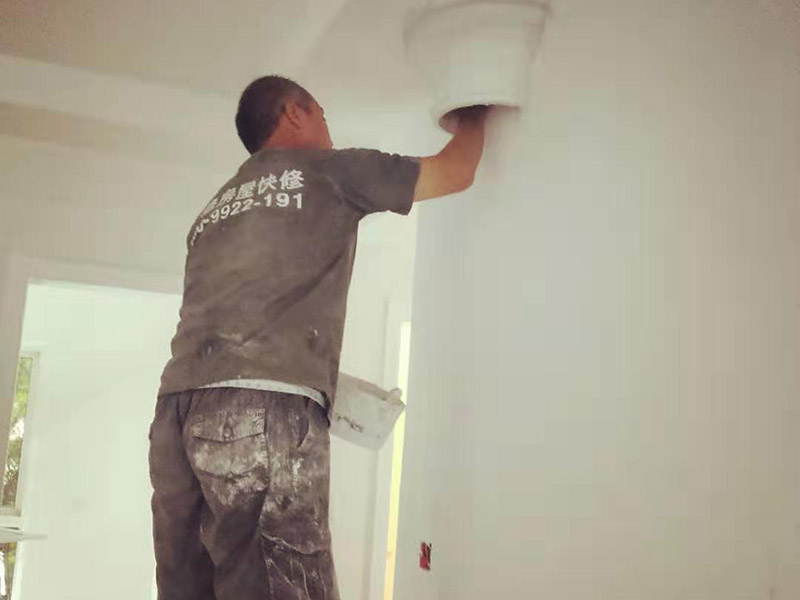 全屋裝修翻新：1、墻面翻新 老房裝修翻新不能隨便的去拆墻體，很多人覺得只有承重墻才不能隨便拆改，其實非承重墻也不可以隨便拆改，雖然是次要的承重，但是它也能起到支撐作用，所以要視情況而定，能不拆的盡量不要去拆。 2、地面翻新 很多業(yè)主覺得地板翻新，找個師傅把破壞的地板進行打磨就可以，然后進行打蠟保養(yǎng)就可以了。其實并不是這樣的，有些地板不能翻新，比如：強化復(fù)合地板，是不可以翻新，有破壞的地板，需要更換新的。 3、水電改造 水電改造是比較復(fù)雜的工程，很多業(yè)主覺得實用那么長時間都沒有出問題，然后就覺得不需要改，這是錯誤的想法，水電關(guān)系到我們的生命安全。在翻新前要先檢查，然后根據(jù)情況進行改造，老房布局很多都是不合理的。使用時間久了容易老化，水電一定要進行整改，因為它是隱蔽工程，避免日后帶來不必要的麻煩。 4、門窗改造 很多人為了節(jié)省一些費用，然后就沒有更換門窗，后來你會發(fā)現(xiàn)并沒有省下錢。門窗隱患是沒有那么容易看出的，因此要找專業(yè)的師傅檢查，然后確定需不需要更換。