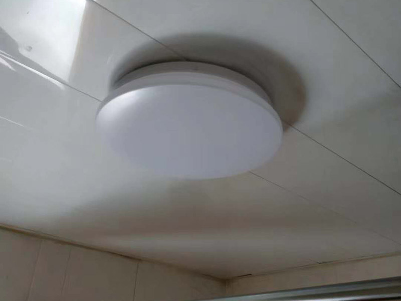 浴室燈維修：用吸盤把扣板吸下來，切忌用利器。照明旁邊的扣板可以輕松的被取了下來。然后取下照明燈的面板，無論是環(huán)形還是蝶形燈管，都可以用正常去燈管的方法去掉。把新入手的燈管按照卡子的方向一一卡上去，上電源插座。將燈罩按照之前的順序裝上。將剩下的面板按照拆下的順序再裝上，就完成了。