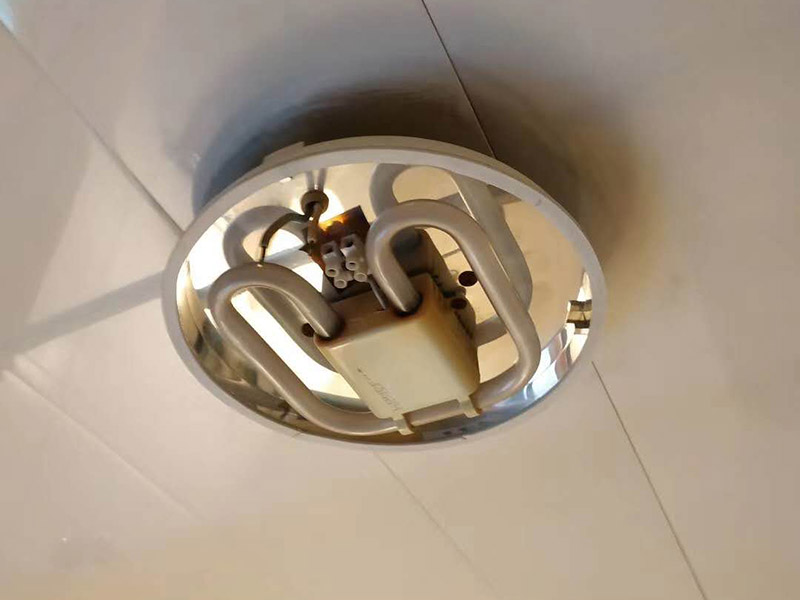 浴室燈維修：用吸盤把扣板吸下來，切忌用利器。照明旁邊的扣板可以輕松的被取了下來。然后取下照明燈的面板，無論是環(huán)形還是蝶形燈管，都可以用正常去燈管的方法去掉。把新入手的燈管按照卡子的方向一一卡上去，上電源插座。將燈罩按照之前的順序裝上。將剩下的面板按照拆下的順序再裝上，就完成了。