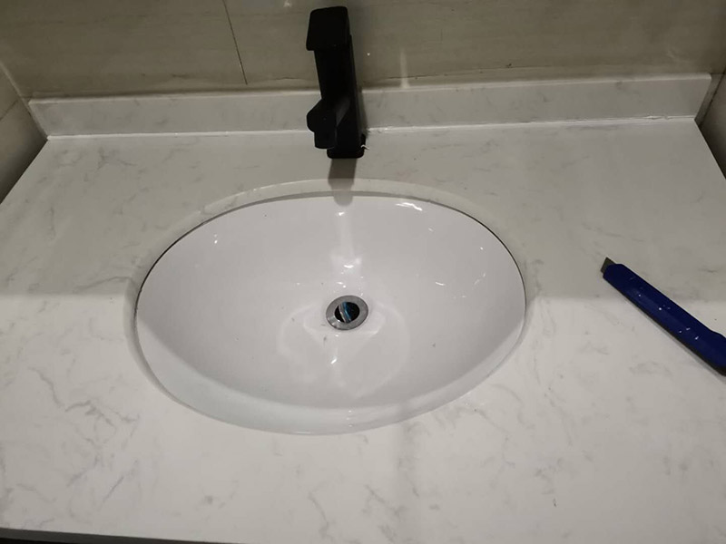 浴室柜安裝：在標(biāo)注好的位置，用氣鉆打孔先安裝主柜；再安裝洗臉盆，用玻璃膠固定好；再安裝水龍頭，接著就是下水器；安裝鏡子，還有置物架；完成。