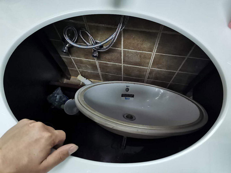 浴室柜安裝：在標(biāo)注好的位置，用氣鉆打孔先安裝主柜；再安裝洗臉盆，用玻璃膠固定好；再安裝水龍頭，接著就是下水器；安裝鏡子，還有置物架；完成。