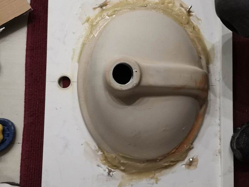 浴室柜安裝：在標(biāo)注好的位置，用氣鉆打孔先安裝主柜；再安裝洗臉盆，用玻璃膠固定好；再安裝水龍頭，接著就是下水器；安裝鏡子，還有置物架；完成。