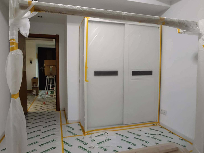 全屋翻新成品保護：成品保護的一般方法主要有：“蓋、遮、圍、堵、包、綁”。對于不同類型的物品，保護的方法是完全不同的。地面工程覆蓋保護，這類就是蓋。采取搭棚等措施對成品進行遮護，就是遮。將有關(guān)排水、電氣等管道事先進行封堵，防止雜物、泥土等堵塞孔道就是堵；對成品進行有關(guān)包裹工作，如采用泡沫板、布條、設(shè)備包裝箱等就是包。