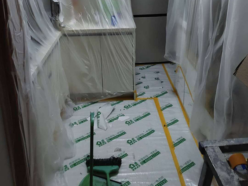 全屋翻新成品保護：成品保護的一般方法主要有：“蓋、遮、圍、堵、包、綁”。對于不同類型的物品，保護的方法是完全不同的。地面工程覆蓋保護，這類就是蓋。采取搭棚等措施對成品進行遮護，就是遮。將有關(guān)排水、電氣等管道事先進行封堵，防止雜物、泥土等堵塞孔道就是堵；對成品進行有關(guān)包裹工作，如采用泡沫板、布條、設(shè)備包裝箱等就是包。