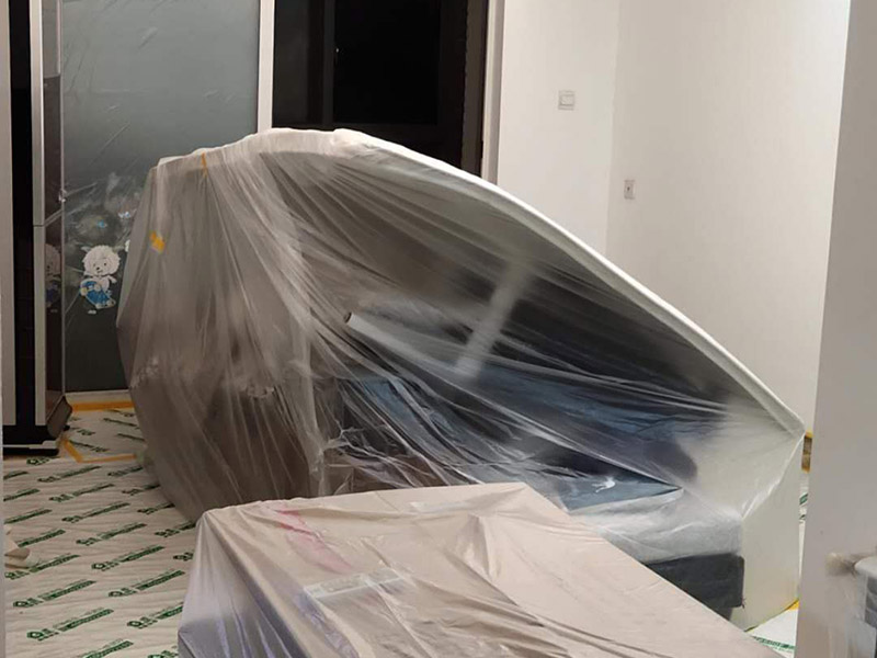 全屋翻新成品保護：成品保護的一般方法主要有：“蓋、遮、圍、堵、包、綁”。對于不同類型的物品，保護的方法是完全不同的。地面工程覆蓋保護，這類就是蓋。采取搭棚等措施對成品進行遮護，就是遮。將有關(guān)排水、電氣等管道事先進行封堵，防止雜物、泥土等堵塞孔道就是堵；對成品進行有關(guān)包裹工作，如采用泡沫板、布條、設(shè)備包裝箱等就是包。