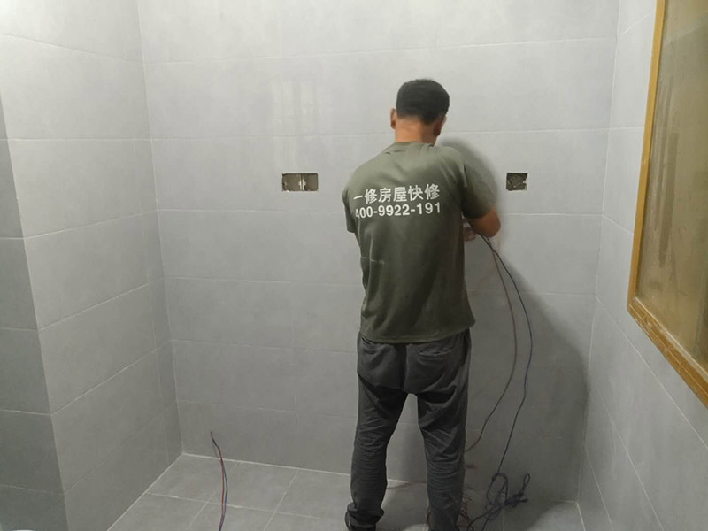 廚衛(wèi)墻面防水貼磚：衛(wèi)生間的防水工作流程，都是在地面用水泥砂漿找平一次，等它干透后再做防水。那些詢問做完防水能不能馬上貼瓷磚的業(yè)主，首先要搞清楚，防水不是只做一遍就可以的。一般的防水施工要做2到3遍，而且防水的順序也是有講究的，比如，要先做完墻面防水再貼墻磚，其次才可以做地面防水，再貼地磚。因為地面經(jīng)常會踩來踩去，地面防水如果先做了會很容易踩壞。