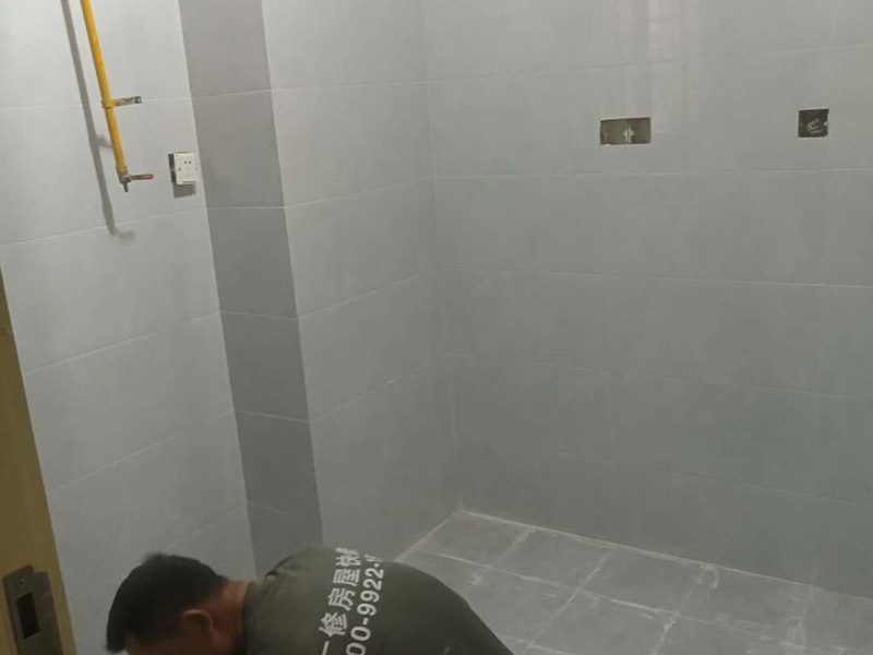 廚衛(wèi)墻面防水貼磚：衛(wèi)生間的防水工作流程，都是在地面用水泥砂漿找平一次，等它干透后再做防水。那些詢問做完防水能不能馬上貼瓷磚的業(yè)主，首先要搞清楚，防水不是只做一遍就可以的。一般的防水施工要做2到3遍，而且防水的順序也是有講究的，比如，要先做完墻面防水再貼墻磚，其次才可以做地面防水，再貼地磚。因為地面經(jīng)常會踩來踩去，地面防水如果先做了會很容易踩壞。