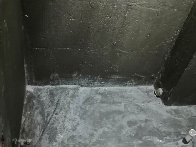 廚衛(wèi)墻面防水貼磚：衛(wèi)生間的防水工作流程，都是在地面用水泥砂漿找平一次，等它干透后再做防水。那些詢問做完防水能不能馬上貼瓷磚的業(yè)主，首先要搞清楚，防水不是只做一遍就可以的。一般的防水施工要做2到3遍，而且防水的順序也是有講究的，比如，要先做完墻面防水再貼墻磚，其次才可以做地面防水，再貼地磚。因為地面經(jīng)常會踩來踩去，地面防水如果先做了會很容易踩壞。