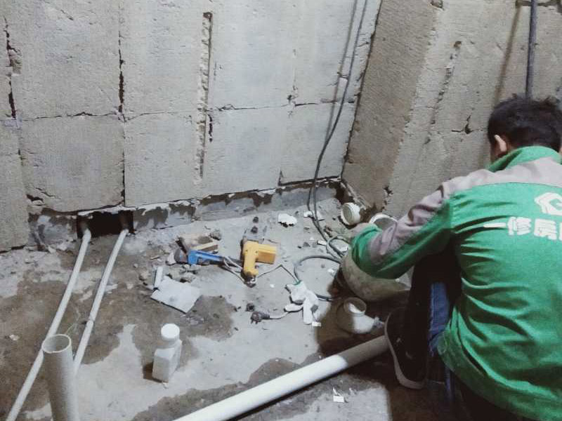 廚衛(wèi)墻面防水貼磚：衛(wèi)生間的防水工作流程，都是在地面用水泥砂漿找平一次，等它干透后再做防水。那些詢問做完防水能不能馬上貼瓷磚的業(yè)主，首先要搞清楚，防水不是只做一遍就可以的。一般的防水施工要做2到3遍，而且防水的順序也是有講究的，比如，要先做完墻面防水再貼墻磚，其次才可以做地面防水，再貼地磚。因為地面經(jīng)常會踩來踩去，地面防水如果先做了會很容易踩壞。