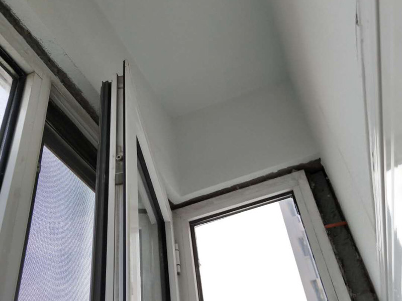 窗戶安裝維修：如果塑鋼窗開關(guān)都很困難，甚至有打不開的情況，檢查一下是不是變形了，或者是因為窗框上面的螺絲掉了，如果是螺絲掉了，可以換一個螺絲重新固定。如果塑鋼窗排水不暢，軌道里總是積了很多水，看看排水孔是不是被什么堵塞了，或者是軌道里面有沒有垃圾，將這些地方疏通一下就可以了。塑鋼窗受到臟東西的侵蝕很容易被銹蝕，空了經(jīng)常擦擦窗框，打掃一下軌道里面的雜物，保持它的干燥光亮，就可以延長它的壽命，用起來也輕松。