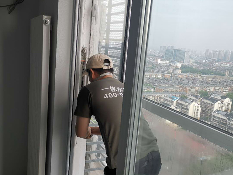 窗戶安裝維修：如果塑鋼窗開關(guān)都很困難，甚至有打不開的情況，檢查一下是不是變形了，或者是因為窗框上面的螺絲掉了，如果是螺絲掉了，可以換一個螺絲重新固定。如果塑鋼窗排水不暢，軌道里總是積了很多水，看看排水孔是不是被什么堵塞了，或者是軌道里面有沒有垃圾，將這些地方疏通一下就可以了。塑鋼窗受到臟東西的侵蝕很容易被銹蝕，空了經(jīng)常擦擦窗框，打掃一下軌道里面的雜物，保持它的干燥光亮，就可以延長它的壽命，用起來也輕松。