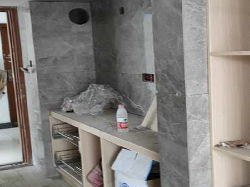 全屋柜體瓷磚安裝：瓷磚櫥柜的底座：一般為10-15厘米左右，可以用實體磚在地面上擺，然后把瓷磚放在實體磚上，注意在瓷磚邊緣貼上鑲邊兒，然后砌水泥，水泥砌到鑲邊兒的上沿就可以了，再鋪上一層瓷磚，注意瓷磚的表面朝上，這就是櫥柜的柜底。 櫥柜地柜高度：櫥柜地柜的高度（含臺面）在80cm左右比較合適。 常見的調整腳高度為10cm，臺面高度為4cm。 柜體高度一般為65cm，略高一些為71.5cm。 櫥柜高度=調整腳+柜體+臺面。 