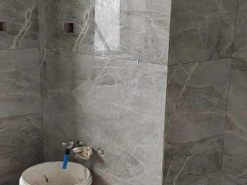 全屋柜體瓷磚安裝：瓷磚櫥柜的底座：一般為10-15厘米左右，可以用實體磚在地面上擺，然后把瓷磚放在實體磚上，注意在瓷磚邊緣貼上鑲邊兒，然后砌水泥，水泥砌到鑲邊兒的上沿就可以了，再鋪上一層瓷磚，注意瓷磚的表面朝上，這就是櫥柜的柜底。 櫥柜地柜高度：櫥柜地柜的高度（含臺面）在80cm左右比較合適。 常見的調整腳高度為10cm，臺面高度為4cm。 柜體高度一般為65cm，略高一些為71.5cm。 櫥柜高度=調整腳+柜體+臺面。 