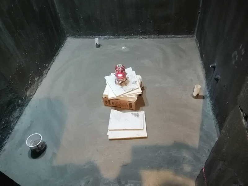 衛(wèi)生間拆除翻新：對洗浴用具首先進行拆卸，再拆除天花。根據(jù)施工隊的施工習(xí)慣，洗浴用具可以在所有墻面敲磚前統(tǒng)一拆除，也可以與敲磚穿插進行。在拆除洗浴用具時，需要事先與屋主溝通。如果洗浴用具需要保留使用，則拆卸時注意不能損壞洗浴用具。并不是所有洗浴用具都需要馬上拆卸，馬桶的拆卸是留到進行的，施工期間，可以用木板等材料保護馬桶，以防掉落物砸壞。