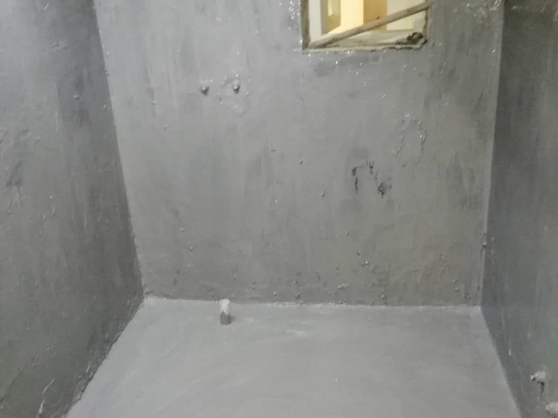 衛(wèi)生間拆除翻新：對洗浴用具首先進行拆卸，再拆除天花。根據(jù)施工隊的施工習(xí)慣，洗浴用具可以在所有墻面敲磚前統(tǒng)一拆除，也可以與敲磚穿插進行。在拆除洗浴用具時，需要事先與屋主溝通。如果洗浴用具需要保留使用，則拆卸時注意不能損壞洗浴用具。并不是所有洗浴用具都需要馬上拆卸，馬桶的拆卸是留到進行的，施工期間，可以用木板等材料保護馬桶，以防掉落物砸壞。