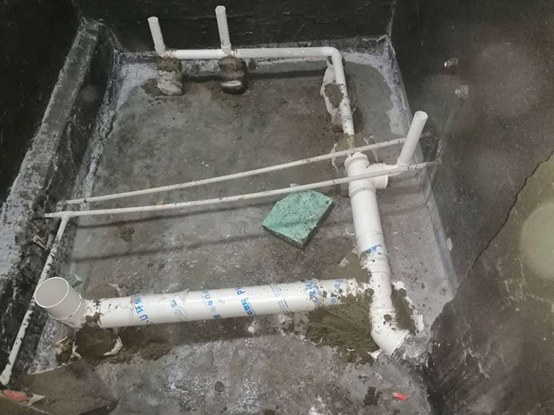 衛(wèi)生間拆除翻新：對洗浴用具首先進行拆卸，再拆除天花。根據(jù)施工隊的施工習(xí)慣，洗浴用具可以在所有墻面敲磚前統(tǒng)一拆除，也可以與敲磚穿插進行。在拆除洗浴用具時，需要事先與屋主溝通。如果洗浴用具需要保留使用，則拆卸時注意不能損壞洗浴用具。并不是所有洗浴用具都需要馬上拆卸，馬桶的拆卸是留到進行的，施工期間，可以用木板等材料保護馬桶，以防掉落物砸壞。