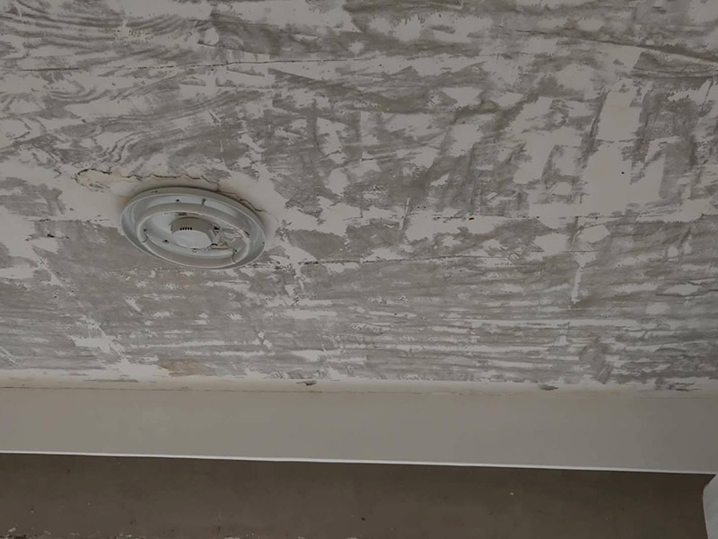 客廳天花板改造：首先注意天花板是否有滲水、漏水、發(fā)霉現(xiàn)象。如果沒有,第一步就是拆除已經(jīng)老化或者不要的燈具;第二步電路全部重新布局。如果天花板有霉斑,說明之前防水做的不好,冷墻體遇室內(nèi)熱氣產(chǎn)生冷凝水,就會(huì)發(fā)霉;建議重新做防水、保溫處理。