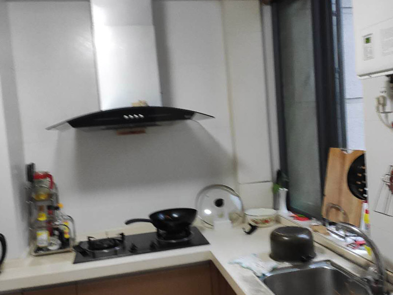 廚房線路改造：廚房開(kāi)關(guān)和插座如果靠近灶具，溫度較高容易加速電路老化；也要遠(yuǎn)離水槽，避免受潮而發(fā)生漏電事故。凈水器、廚房垃圾處理器等通常安裝在水槽柜下方，它的電源開(kāi)關(guān)和插座最好放在水槽柜的旁邊，使用防水開(kāi)關(guān)和插座，避免因?yàn)槌睗穸╇?。廚房要使用帶有保護(hù)門的插座，帶有保護(hù)門的雙孔插頭必須同時(shí)插入雙孔才能通電，三孔插座必須插頭接觸地極后，另外兩腳才能插入通電。這樣的設(shè)計(jì)避免兒童由于好奇，用手指或小金屬片、鐵針等導(dǎo)電體伸進(jìn)插孔而觸電。一些家庭在安裝插座時(shí)，覺(jué)得太高有礙美觀，會(huì)裝在較低的隱蔽位置，但這樣容易讓水濺到插座里，因此廚房插座最好高于臺(tái)面30厘米。