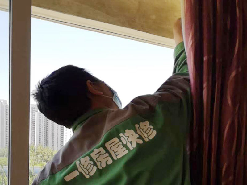 窗戶漏水打膠維修：局部鑿開、清除窗框與結(jié)構(gòu)墻體之間的填充材料，用聚合物水泥防水砂漿進(jìn)行分層填實(shí)，并涂刷防水涂料密封防水，淋水試驗(yàn)無(wú)滲漏后，在回復(fù)飾面層即可。 1.開槽鑿除：鑿除的深度應(yīng)超過(guò)窗框的1/2寬度，鑿除作業(yè)時(shí)注意不能用力過(guò)大，防止周邊砌體松動(dòng)。 2.分層嵌填聚合物水泥防水砂漿：聚合物防水砂漿每一遍厚度不超過(guò)15mm，第二遍要等第一遍干固后再施工。養(yǎng)護(hù)三天后再涂刷聚合物水泥防水涂料2遍以上。