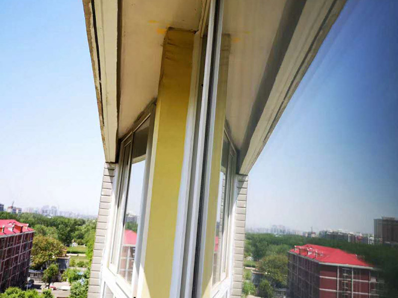 窗戶漏水打膠維修：局部鑿開、清除窗框與結(jié)構(gòu)墻體之間的填充材料，用聚合物水泥防水砂漿進(jìn)行分層填實(shí)，并涂刷防水涂料密封防水，淋水試驗(yàn)無(wú)滲漏后，在回復(fù)飾面層即可。 1.開槽鑿除：鑿除的深度應(yīng)超過(guò)窗框的1/2寬度，鑿除作業(yè)時(shí)注意不能用力過(guò)大，防止周邊砌體松動(dòng)。 2.分層嵌填聚合物水泥防水砂漿：聚合物防水砂漿每一遍厚度不超過(guò)15mm，第二遍要等第一遍干固后再施工。養(yǎng)護(hù)三天后再涂刷聚合物水泥防水涂料2遍以上。