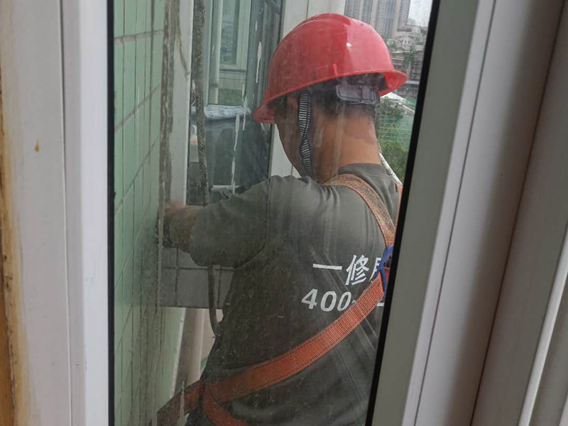 飄窗外墻防水施工：如果是窗戶安裝問題，則，把外面的密封膠清除后看窗與墻之間的縫有沒有用泡沫填充劑充填實，如果充填實了，則是外面的密封膠沒有處理好，應先將打膠處的雜物包括原膠皮及灰塵清除，然后打膠。若不是窗框處滲水，而是飄窗體滲水，則看看外粉有沒有空鼓，若有空鼓應鏟除后重新粉刷，若無空鼓，可在內外立面做滲入型防水劑處理。若是瓷磚外立面，可先用防水膩子勾瓷磚縫，然后再做滲入型防水劑處理。