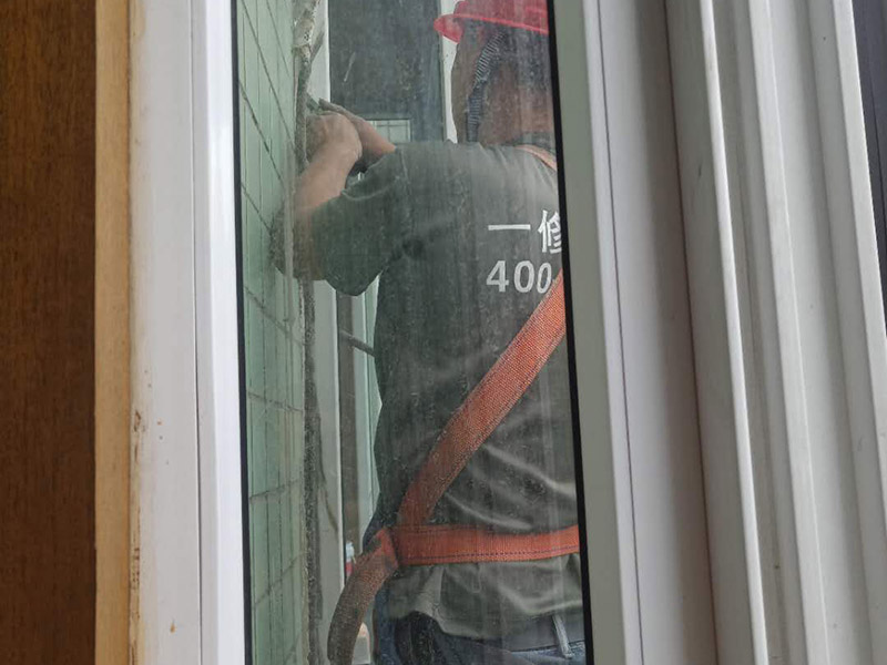 飄窗外墻防水施工：如果是窗戶安裝問題，則，把外面的密封膠清除后看窗與墻之間的縫有沒有用泡沫填充劑充填實，如果充填實了，則是外面的密封膠沒有處理好，應先將打膠處的雜物包括原膠皮及灰塵清除，然后打膠。若不是窗框處滲水，而是飄窗體滲水，則看看外粉有沒有空鼓，若有空鼓應鏟除后重新粉刷，若無空鼓，可在內外立面做滲入型防水劑處理。若是瓷磚外立面，可先用防水膩子勾瓷磚縫，然后再做滲入型防水劑處理。