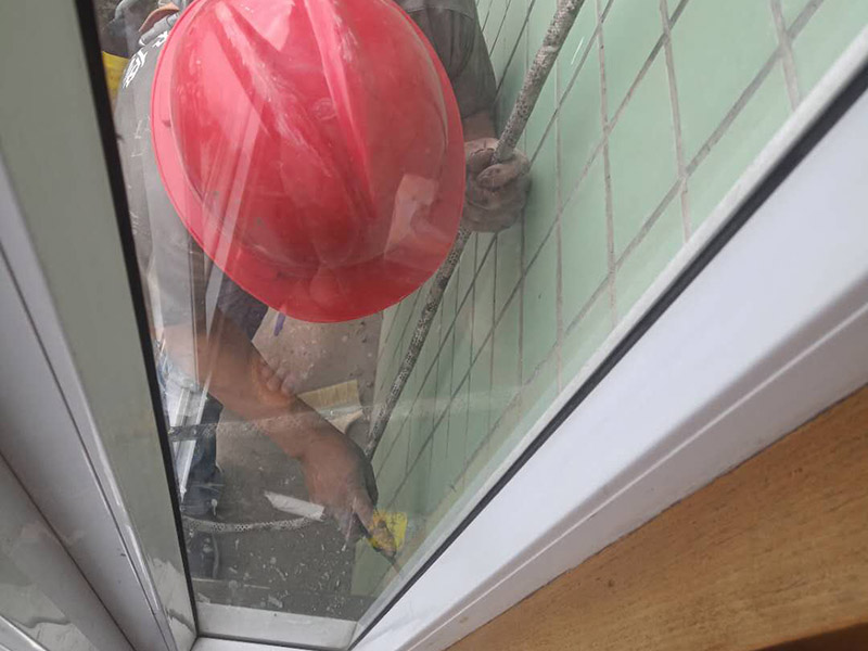 飄窗外墻防水施工：如果是窗戶安裝問題，則，把外面的密封膠清除后看窗與墻之間的縫有沒有用泡沫填充劑充填實，如果充填實了，則是外面的密封膠沒有處理好，應先將打膠處的雜物包括原膠皮及灰塵清除，然后打膠。若不是窗框處滲水，而是飄窗體滲水，則看看外粉有沒有空鼓，若有空鼓應鏟除后重新粉刷，若無空鼓，可在內外立面做滲入型防水劑處理。若是瓷磚外立面，可先用防水膩子勾瓷磚縫，然后再做滲入型防水劑處理。