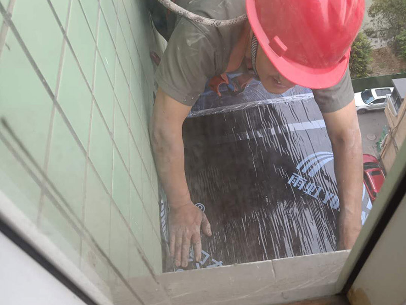 飄窗外墻防水施工：如果是窗戶安裝問題，則，把外面的密封膠清除后看窗與墻之間的縫有沒有用泡沫填充劑充填實，如果充填實了，則是外面的密封膠沒有處理好，應先將打膠處的雜物包括原膠皮及灰塵清除，然后打膠。若不是窗框處滲水，而是飄窗體滲水，則看看外粉有沒有空鼓，若有空鼓應鏟除后重新粉刷，若無空鼓，可在內外立面做滲入型防水劑處理。若是瓷磚外立面，可先用防水膩子勾瓷磚縫，然后再做滲入型防水劑處理。