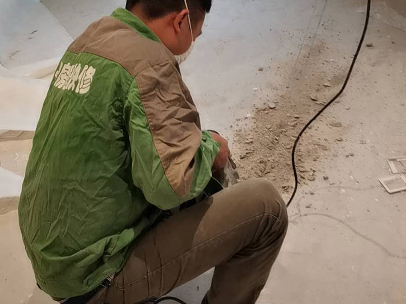 地面線路開槽維修：1、開槽過程中，不允許出現(xiàn)在承重墻面橫向開槽大于100cm的現(xiàn)象，因?yàn)闄M向開槽將破壞整樓的承重，使得抗震能力降低而且墻面容易開裂。如果是保溫墻的話，開很長的橫槽有可能會(huì)導(dǎo)致開槽上部的保溫層整體脫落。墻面開槽一般都應(yīng)該是豎向垂直開槽。 　　2、預(yù)埋直徑1.6cm的線管墻體開槽的深度不得小于3cm，這樣封槽后刮膩?zhàn)泳筒怀霈F(xiàn)墻面不平整的現(xiàn)象了，也避免時(shí)間長了因封槽太淺導(dǎo)致墻漆開裂。 　　3、開槽過程中如遇線管90&deg;彎時(shí)，應(yīng)擴(kuò)大開槽的位置，使線管能呈現(xiàn)出兩個(gè)45&deg;彎，以便于施工過程中穿線和日后檢修。 　　4、線槽和線槽的距離不能小于100mm，同一條線槽內(nèi)布線管數(shù)不建議超過6根。