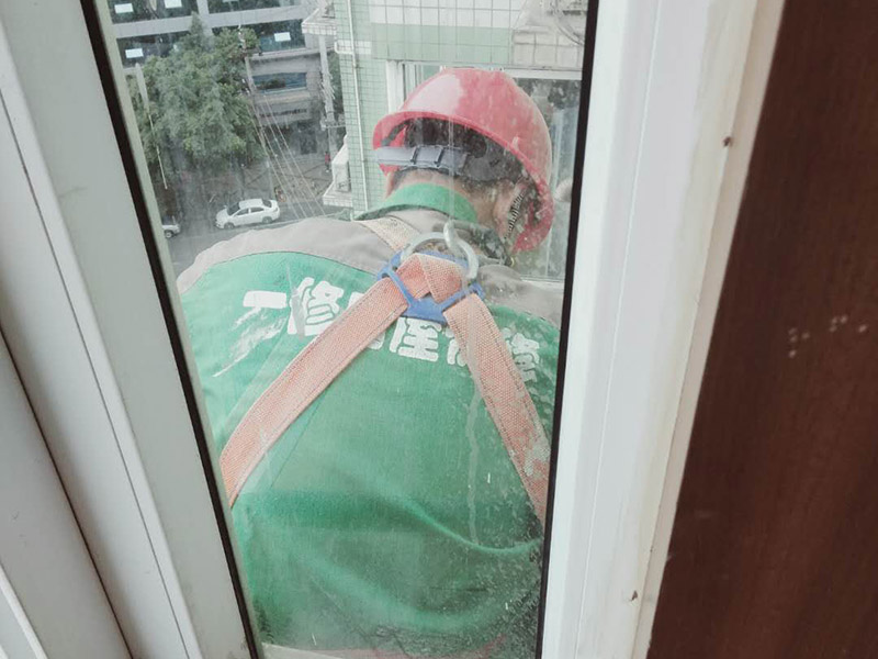 窗外雨棚防水維修:1.清潔雨棚的表面; 2.在需防水處理的區(qū)域涂上基層防水涂料,當(dāng)其仍為濕潤時(shí),把適合尺寸的縫織聚酯布鋪于其上,確?？p織聚酯布不起泡,不起皺,再用基層防水涂料浸透縫織聚酯布,至全干; 3.最后涂兩層表層防水涂料; 4.養(yǎng)護(hù)。