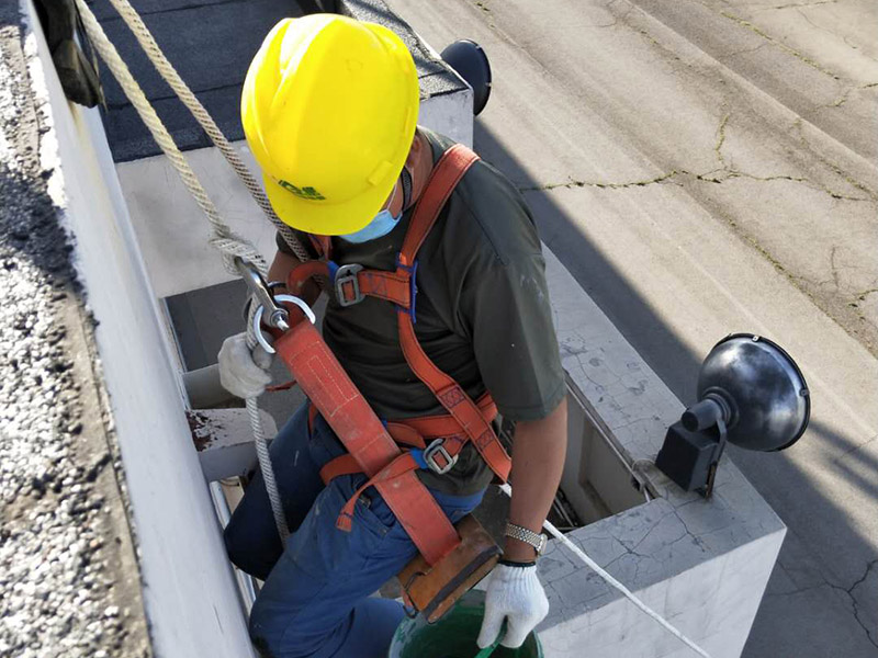 外墻高空作業(yè)施工：首先在對防水墻處理的時候一定要對墻體進行檢查，看一看墻體有什么裂縫，或者不均勻的地方，這些地方需要處理過后才能對墻體進行防水處理。嚴(yán)禁在墻面上留下空，裂縫，凹凸不平等問題，而且在外部進入室內(nèi)的管子穿過墻體的也要做好密封性。這樣的墻才能做防水處理，不然的話效果會大打折扣。