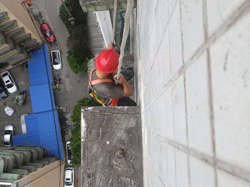 外墻高空作業(yè)施工：首先在對防水墻處理的時候一定要對墻體進行檢查，看一看墻體有什么裂縫，或者不均勻的地方，這些地方需要處理過后才能對墻體進行防水處理。嚴(yán)禁在墻面上留下空，裂縫，凹凸不平等問題，而且在外部進入室內(nèi)的管子穿過墻體的也要做好密封性。這樣的墻才能做防水處理，不然的話效果會大打折扣。