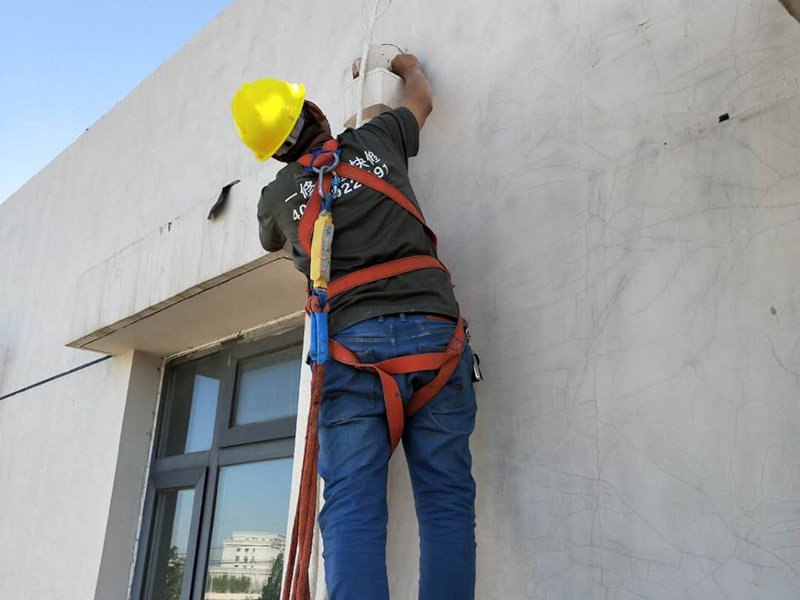 屋頂局部防水：1、清理基層，施工前要將基層表面的塵土和雜物清理干凈，然后用熱熔法改性瀝青卷材對防水層施工前在水落口、管根、陰陽角等細(xì)部先做好附加層。 2、鋪貼卷材，首先卷材的厚度要符合要求，將防水卷材裁剪成相應(yīng)的尺寸，用火焰噴槍加熱基層和卷材的交接處，趁卷材的材面剛剛?cè)刍瘯r(shí)將卷材向前滾鋪、粘貼。鋪貼平面與立面相連接的卷材應(yīng)由下向上進(jìn)行。 3、熱熔封邊，用噴槍將卷材搭接處加熱，讓其粘結(jié)牢固，然后涂刷第一遍防水涂料。防水施工前要先保證地面干凈、干燥，防水涂料要滿涂，確保無遺漏，與基層結(jié)合要牢固，無裂紋和氣泡等，防水涂料厚度要達(dá)到產(chǎn)品規(guī)定的要求。 4、待第一遍防水涂料完全干透之后再進(jìn)行第二遍防水涂刷，第一遍防水涂料沒有完全干透就進(jìn)行第二遍防水施工的話會(huì)使防水效果大打折扣。 5、鋪保護(hù)層，防水工作做完后，在表面鋪上保護(hù)層，是為了防止之后的施工把防水層破壞，保護(hù)層鋪貼要完全覆蓋防水層，做到無遺漏，與基層結(jié)合牢固無氣泡和脫落現(xiàn)象發(fā)生。