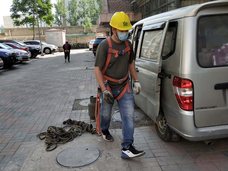 屋面鋪防水卷材：施工程序：bai驗(yàn)收找平層&rarr;清理基層du&rarr;配制水泥粘合劑&rarr;做附加層&rarr;基zhi層施工&rarr;保護(hù)dao層&rarr;養(yǎng)護(hù)。 粘結(jié)前，先將屋面防水卷材預(yù)鋪開，找正，然后將屋面防水卷材兩端對(duì)折卷起，把配制好的水泥粘合劑倒入基層上，并用刮板均勻的刮開，再將屋面防水卷材向前推鋪，并及時(shí)用刮板排除遺留在屋面防水卷材內(nèi)部的空氣，刮出多余粘結(jié)劑。屋面防水卷材與找平層的粘結(jié)率&ge;85％。