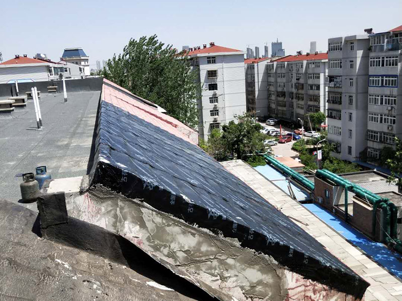 屋面鋪防水卷材：施工程序：bai驗(yàn)收找平層&rarr;清理基層du&rarr;配制水泥粘合劑&rarr;做附加層&rarr;基zhi層施工&rarr;保護(hù)dao層&rarr;養(yǎng)護(hù)。 粘結(jié)前，先將屋面防水卷材預(yù)鋪開，找正，然后將屋面防水卷材兩端對(duì)折卷起，把配制好的水泥粘合劑倒入基層上，并用刮板均勻的刮開，再將屋面防水卷材向前推鋪，并及時(shí)用刮板排除遺留在屋面防水卷材內(nèi)部的空氣，刮出多余粘結(jié)劑。屋面防水卷材與找平層的粘結(jié)率&ge;85％。