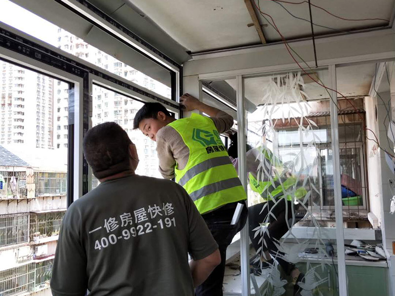 陽臺窗戶安裝：1、測尺寸，在使用鋁合bai金窗時，封陽臺前應準確du地測量陽臺封閉面的尺zhi寸，在施工現(xiàn)場外按尺寸加工dao制作窗戶框、玻璃，運抵施工現(xiàn)場。在安裝前，應檢驗窗戶尺寸與封陽臺的洞口尺寸是否一致。
2、固定支架，用固定片固定，窗戶安裝前應先清理陽臺洞口的基層，要求將窗戶緊靠墻體的基層材料清除，并在固定點打孔，預設膨脹螺栓或塑料脹銷，以便固定窗體。安裝窗戶時，應首先將窗戶穩(wěn)坐在洞口處，固定其位置，用螺絲加塑料脹銷固定。
3、檢查是否安正，窗框與窗戶洞口連接好后，應該檢查窗戶是否安裝正了。若窗戶安裝不正，使用一段時間后可能會出現(xiàn)窗戶越來越歪的情況。如果是常規(guī)的矩形窗戶，可以直接量窗戶的對角線(左下角和右上角、左上角和右下角)，兩根線長度需一致;如果是圓弧型窗戶，需要使用水平尺，尺上的氣泡在中間表明窗戶是正的;如果是傾斜的窗戶，則需要使用吊錘。
4、打發(fā)泡膠，窗戶調(diào)整完后，就需要打發(fā)泡膠，填充窗框與墻之間的縫隙。待發(fā)泡膠固化后(一般需要2-3小時，冬天需要的時間更長)，將多余的發(fā)泡膠切割掉。