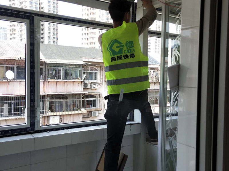 陽臺窗戶安裝：1、測尺寸，在使用鋁合bai金窗時，封陽臺前應準確du地測量陽臺封閉面的尺zhi寸，在施工現(xiàn)場外按尺寸加工dao制作窗戶框、玻璃，運抵施工現(xiàn)場。在安裝前，應檢驗窗戶尺寸與封陽臺的洞口尺寸是否一致。 2、固定支架，用固定片固定，窗戶安裝前應先清理陽臺洞口的基層，要求將窗戶緊靠墻體的基層材料清除，并在固定點打孔，預設膨脹螺栓或塑料脹銷，以便固定窗體。安裝窗戶時，應首先將窗戶穩(wěn)坐在洞口處，固定其位置，用螺絲加塑料脹銷固定。 3、檢查是否安正，窗框與窗戶洞口連接好后，應該檢查窗戶是否安裝正了。若窗戶安裝不正，使用一段時間后可能會出現(xiàn)窗戶越來越歪的情況。如果是常規(guī)的矩形窗戶，可以直接量窗戶的對角線(左下角和右上角、左上角和右下角)，兩根線長度需一致;如果是圓弧型窗戶，需要使用水平尺，尺上的氣泡在中間表明窗戶是正的;如果是傾斜的窗戶，則需要使用吊錘。 4、打發(fā)泡膠，窗戶調(diào)整完后，就需要打發(fā)泡膠，填充窗框與墻之間的縫隙。待發(fā)泡膠固化后(一般需要2-3小時，冬天需要的時間更長)，將多余的發(fā)泡膠切割掉。