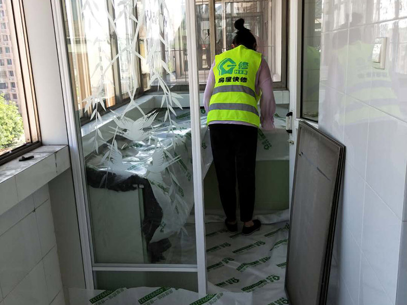 陽臺窗戶安裝：1、測尺寸，在使用鋁合bai金窗時，封陽臺前應準確du地測量陽臺封閉面的尺zhi寸，在施工現(xiàn)場外按尺寸加工dao制作窗戶框、玻璃，運抵施工現(xiàn)場。在安裝前，應檢驗窗戶尺寸與封陽臺的洞口尺寸是否一致。 2、固定支架，用固定片固定，窗戶安裝前應先清理陽臺洞口的基層，要求將窗戶緊靠墻體的基層材料清除，并在固定點打孔，預設膨脹螺栓或塑料脹銷，以便固定窗體。安裝窗戶時，應首先將窗戶穩(wěn)坐在洞口處，固定其位置，用螺絲加塑料脹銷固定。 3、檢查是否安正，窗框與窗戶洞口連接好后，應該檢查窗戶是否安裝正了。若窗戶安裝不正，使用一段時間后可能會出現(xiàn)窗戶越來越歪的情況。如果是常規(guī)的矩形窗戶，可以直接量窗戶的對角線(左下角和右上角、左上角和右下角)，兩根線長度需一致;如果是圓弧型窗戶，需要使用水平尺，尺上的氣泡在中間表明窗戶是正的;如果是傾斜的窗戶，則需要使用吊錘。 4、打發(fā)泡膠，窗戶調(diào)整完后，就需要打發(fā)泡膠，填充窗框與墻之間的縫隙。待發(fā)泡膠固化后(一般需要2-3小時，冬天需要的時間更長)，將多余的發(fā)泡膠切割掉。