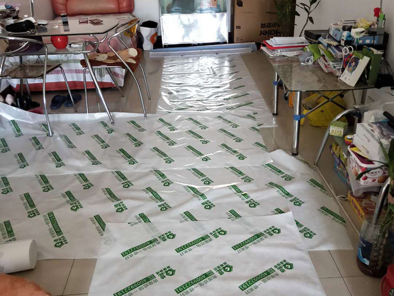 陽臺窗戶安裝：1、測尺寸，在使用鋁合bai金窗時，封陽臺前應準確du地測量陽臺封閉面的尺zhi寸，在施工現(xiàn)場外按尺寸加工dao制作窗戶框、玻璃，運抵施工現(xiàn)場。在安裝前，應檢驗窗戶尺寸與封陽臺的洞口尺寸是否一致。 2、固定支架，用固定片固定，窗戶安裝前應先清理陽臺洞口的基層，要求將窗戶緊靠墻體的基層材料清除，并在固定點打孔，預設膨脹螺栓或塑料脹銷，以便固定窗體。安裝窗戶時，應首先將窗戶穩(wěn)坐在洞口處，固定其位置，用螺絲加塑料脹銷固定。 3、檢查是否安正，窗框與窗戶洞口連接好后，應該檢查窗戶是否安裝正了。若窗戶安裝不正，使用一段時間后可能會出現(xiàn)窗戶越來越歪的情況。如果是常規(guī)的矩形窗戶，可以直接量窗戶的對角線(左下角和右上角、左上角和右下角)，兩根線長度需一致;如果是圓弧型窗戶，需要使用水平尺，尺上的氣泡在中間表明窗戶是正的;如果是傾斜的窗戶，則需要使用吊錘。 4、打發(fā)泡膠，窗戶調(diào)整完后，就需要打發(fā)泡膠，填充窗框與墻之間的縫隙。待發(fā)泡膠固化后(一般需要2-3小時，冬天需要的時間更長)，將多余的發(fā)泡膠切割掉。