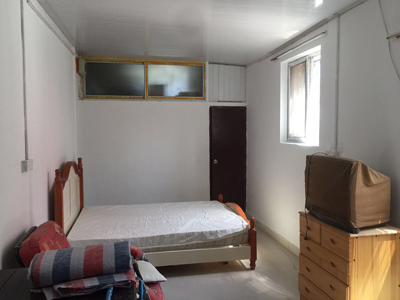 舊房墻面翻新裝修：在墻面翻新前，需要先將舊漆面鏟除干凈，之后在進(jìn)行打磨，將墻面的浮沉雜物都清理干凈。如果墻面有凹凸不平的情況，要先用膩?zhàn)有扪a(bǔ)，如果墻面出現(xiàn)空鼓的現(xiàn)象，也要將整面的墻皮進(jìn)行鏟除，在做后續(xù)的處理?；鶎幼鐾旰螅枰獙⑹┕^(qū)域的家具物件移除，避免在翻新過(guò)程中，使家具受到損傷。在刮膩?zhàn)又?，先用尺子檢測(cè)一下墻面的平整度，在施工時(shí)，對(duì)不平整的地方進(jìn)行多次涂刮，修補(bǔ)好不平整的區(qū)域。一般膩?zhàn)庸蝺杀榧纯?，每次膩?zhàn)庸瓮旰笠M(jìn)行打磨，可以讓墻面更加光滑。膩?zhàn)痈赏负?，再?duì)墻面進(jìn)行油漆涂刷，底漆要先刷，施工力度要均勻，這樣漆膜厚度也相對(duì)一致，然后開(kāi)始面漆施工，一定要讓漆面自然干透。墻面翻新后都會(huì)有一些刺鼻的有害氣體，所以在施工完成后，要及時(shí)把窗戶打開(kāi)通風(fēng)，讓室內(nèi)空氣流通，同時(shí)也可以加快墻面的干燥。