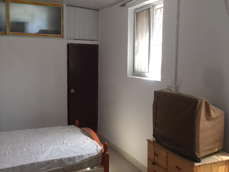 舊房墻面翻新裝修：在墻面翻新前，需要先將舊漆面鏟除干凈，之后在進(jìn)行打磨，將墻面的浮沉雜物都清理干凈。如果墻面有凹凸不平的情況，要先用膩?zhàn)有扪a(bǔ)，如果墻面出現(xiàn)空鼓的現(xiàn)象，也要將整面的墻皮進(jìn)行鏟除，在做后續(xù)的處理?；鶎幼鐾旰?，需要將施工區(qū)域的家具物件移除，避免在翻新過(guò)程中，使家具受到損傷。在刮膩?zhàn)又?，先用尺子檢測(cè)一下墻面的平整度，在施工時(shí)，對(duì)不平整的地方進(jìn)行多次涂刮，修補(bǔ)好不平整的區(qū)域。一般膩?zhàn)庸蝺杀榧纯?，每次膩?zhàn)庸瓮旰笠M(jìn)行打磨，可以讓墻面更加光滑。膩?zhàn)痈赏负?，再?duì)墻面進(jìn)行油漆涂刷，底漆要先刷，施工力度要均勻，這樣漆膜厚度也相對(duì)一致，然后開(kāi)始面漆施工，一定要讓漆面自然干透。墻面翻新后都會(huì)有一些刺鼻的有害氣體，所以在施工完成后，要及時(shí)把窗戶打開(kāi)通風(fēng)，讓室內(nèi)空氣流通，同時(shí)也可以加快墻面的干燥。