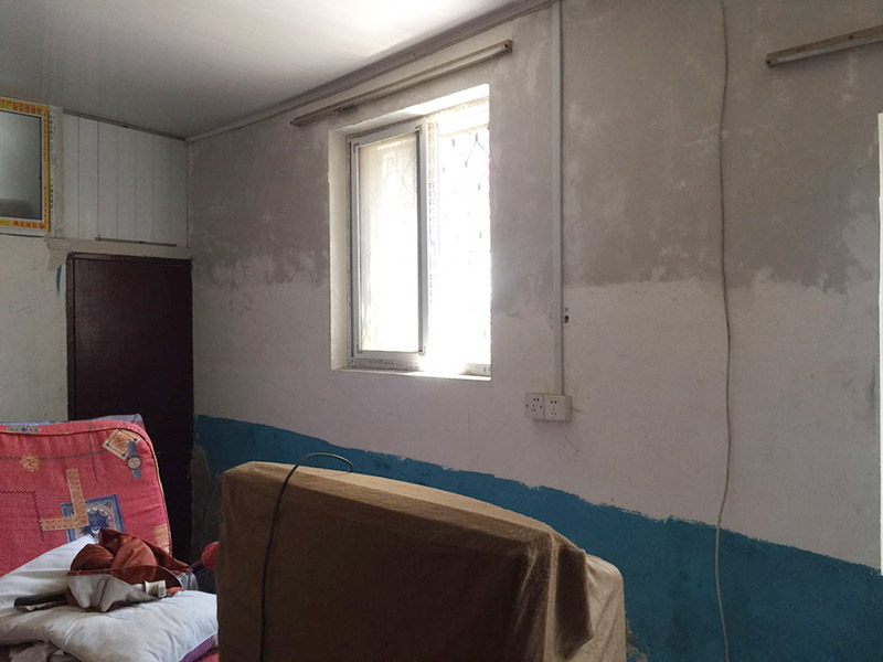 舊房墻面翻新裝修：在墻面翻新前，需要先將舊漆面鏟除干凈，之后在進(jìn)行打磨，將墻面的浮沉雜物都清理干凈。如果墻面有凹凸不平的情況，要先用膩?zhàn)有扪a(bǔ)，如果墻面出現(xiàn)空鼓的現(xiàn)象，也要將整面的墻皮進(jìn)行鏟除，在做后續(xù)的處理?；鶎幼鐾旰?，需要將施工區(qū)域的家具物件移除，避免在翻新過(guò)程中，使家具受到損傷。在刮膩?zhàn)又埃扔贸咦訖z測(cè)一下墻面的平整度，在施工時(shí)，對(duì)不平整的地方進(jìn)行多次涂刮，修補(bǔ)好不平整的區(qū)域。一般膩?zhàn)庸蝺杀榧纯?，每次膩?zhàn)庸瓮旰笠M(jìn)行打磨，可以讓墻面更加光滑。膩?zhàn)痈赏负?，再?duì)墻面進(jìn)行油漆涂刷，底漆要先刷，施工力度要均勻，這樣漆膜厚度也相對(duì)一致，然后開(kāi)始面漆施工，一定要讓漆面自然干透。墻面翻新后都會(huì)有一些刺鼻的有害氣體，所以在施工完成后，要及時(shí)把窗戶打開(kāi)通風(fēng)，讓室內(nèi)空氣流通，同時(shí)也可以加快墻面的干燥。