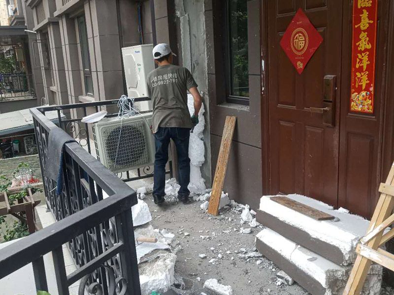 入戶門(mén)外墻翻新：1、一般來(lái)講，舊墻面由于使用時(shí)間長(zhǎng)久，所以常常會(huì)出現(xiàn)開(kāi)裂或破損的跡象，這時(shí)為了翻新效果更佳，一定要將舊墻面上的乳膠漆和膩?zhàn)訉庸纬蓛?，另外墻面的底漆一定要做好，否則后期容易出現(xiàn)發(fā)霉、變色等現(xiàn)象，同時(shí)若是舊墻過(guò)于光滑，還需打磨處理，以便于涂料和墻體的粘結(jié)。 2、在操作時(shí)，還需注意墻面的色差問(wèn)題，若不是整屋施工，而只是部分墻面修補(bǔ)的話，更要注意避免產(chǎn)生色彩，所以在進(jìn)行舊墻翻新前，必須嚴(yán)謹(jǐn)選擇色調(diào)，并一次性準(zhǔn)備好足夠材料，這樣才能最大程度避免產(chǎn)生色差。 3、為了保證身心的健康，在質(zhì)料的選用上應(yīng)當(dāng)慎重一些，比方說(shuō)可選擇目前較為潮流的環(huán)保涂料，它已經(jīng)成為很多家庭的普遍選擇，相信在未來(lái)的中國(guó)，環(huán)保涂料是家中裝修的必備物品，所以在進(jìn)行舊墻翻新時(shí)，建議選擇環(huán)保涂料，不僅能夠保障室內(nèi)的環(huán)保問(wèn)題，同時(shí)還能保障家人的健康。