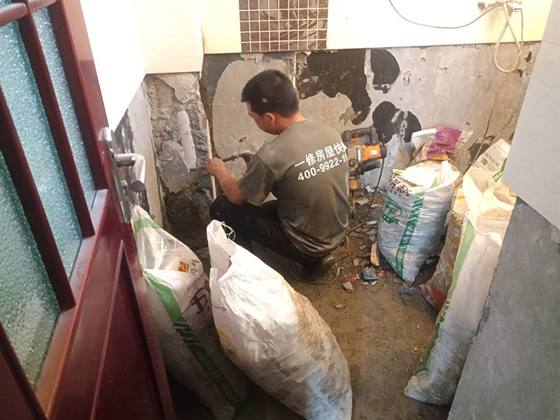 衛(wèi)生間改造裝修：既然是改造，肯定是對(duì)衛(wèi)生間的格局或是衛(wèi)浴設(shè)施、地磚、墻磚等地方不滿(mǎn)意，但在改造之前你需要將這些不滿(mǎn)意的地方進(jìn)行拆除，且拆除之后的垃圾也要及時(shí)清理，避免阻礙施工進(jìn)程。將不需要或是不滿(mǎn)意的地方進(jìn)行拆除后，留下的成品需要進(jìn)行施工保護(hù)，防止磕碰到，還可防止被上面的重物或是棱角碰壞。水電改造可謂是改造衛(wèi)生間的重點(diǎn)，衛(wèi)生間原有的水電路管線(xiàn)往往有許多不合理的布局，所以在改造過(guò)程中要對(duì)原有的水電路進(jìn)行徹查，看是否存在銹蝕、老化等情況，若有，則需要更換新的電路、水路，如果線(xiàn)路良好，且沒(méi)有多大的問(wèn)題，則只需要添加刪減線(xiàn)路就可以了。同時(shí)在改造的時(shí)候最好能做到以后維修和保養(yǎng)都比較方便，然后將其做好隱蔽處理。做好防水處理也是衛(wèi)生間改造的重要一步。因?yàn)樾l(wèi)生間的水、水蒸氣極其常見(jiàn)，防水做不好極易導(dǎo)致墻面潮濕、發(fā)霉，電路出現(xiàn)問(wèn)題等的情況。衛(wèi)生間墻面上要做大約30厘米的防水涂料，以防積水浸透墻面，且要保證涂刷厚度均勻，還需要處理好地面和墻面交界處的各類(lèi)管件的涂刷。