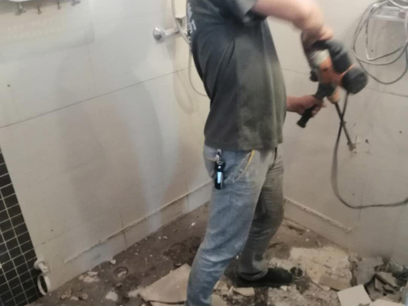 衛(wèi)生間改造裝修：既然是改造，肯定是對(duì)衛(wèi)生間的格局或是衛(wèi)浴設(shè)施、地磚、墻磚等地方不滿(mǎn)意，但在改造之前你需要將這些不滿(mǎn)意的地方進(jìn)行拆除，且拆除之后的垃圾也要及時(shí)清理，避免阻礙施工進(jìn)程。將不需要或是不滿(mǎn)意的地方進(jìn)行拆除后，留下的成品需要進(jìn)行施工保護(hù)，防止磕碰到，還可防止被上面的重物或是棱角碰壞。水電改造可謂是改造衛(wèi)生間的重點(diǎn)，衛(wèi)生間原有的水電路管線(xiàn)往往有許多不合理的布局，所以在改造過(guò)程中要對(duì)原有的水電路進(jìn)行徹查，看是否存在銹蝕、老化等情況，若有，則需要更換新的電路、水路，如果線(xiàn)路良好，且沒(méi)有多大的問(wèn)題，則只需要添加刪減線(xiàn)路就可以了。同時(shí)在改造的時(shí)候最好能做到以后維修和保養(yǎng)都比較方便，然后將其做好隱蔽處理。做好防水處理也是衛(wèi)生間改造的重要一步。因?yàn)樾l(wèi)生間的水、水蒸氣極其常見(jiàn)，防水做不好極易導(dǎo)致墻面潮濕、發(fā)霉，電路出現(xiàn)問(wèn)題等的情況。衛(wèi)生間墻面上要做大約30厘米的防水涂料，以防積水浸透墻面，且要保證涂刷厚度均勻，還需要處理好地面和墻面交界處的各類(lèi)管件的涂刷。