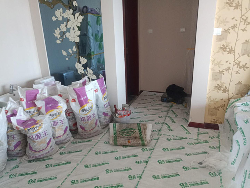 衛(wèi)生間改造裝修：既然是改造，肯定是對(duì)衛(wèi)生間的格局或是衛(wèi)浴設(shè)施、地磚、墻磚等地方不滿(mǎn)意，但在改造之前你需要將這些不滿(mǎn)意的地方進(jìn)行拆除，且拆除之后的垃圾也要及時(shí)清理，避免阻礙施工進(jìn)程。將不需要或是不滿(mǎn)意的地方進(jìn)行拆除后，留下的成品需要進(jìn)行施工保護(hù)，防止磕碰到，還可防止被上面的重物或是棱角碰壞。水電改造可謂是改造衛(wèi)生間的重點(diǎn)，衛(wèi)生間原有的水電路管線(xiàn)往往有許多不合理的布局，所以在改造過(guò)程中要對(duì)原有的水電路進(jìn)行徹查，看是否存在銹蝕、老化等情況，若有，則需要更換新的電路、水路，如果線(xiàn)路良好，且沒(méi)有多大的問(wèn)題，則只需要添加刪減線(xiàn)路就可以了。同時(shí)在改造的時(shí)候最好能做到以后維修和保養(yǎng)都比較方便，然后將其做好隱蔽處理。做好防水處理也是衛(wèi)生間改造的重要一步。因?yàn)樾l(wèi)生間的水、水蒸氣極其常見(jiàn)，防水做不好極易導(dǎo)致墻面潮濕、發(fā)霉，電路出現(xiàn)問(wèn)題等的情況。衛(wèi)生間墻面上要做大約30厘米的防水涂料，以防積水浸透墻面，且要保證涂刷厚度均勻，還需要處理好地面和墻面交界處的各類(lèi)管件的涂刷。